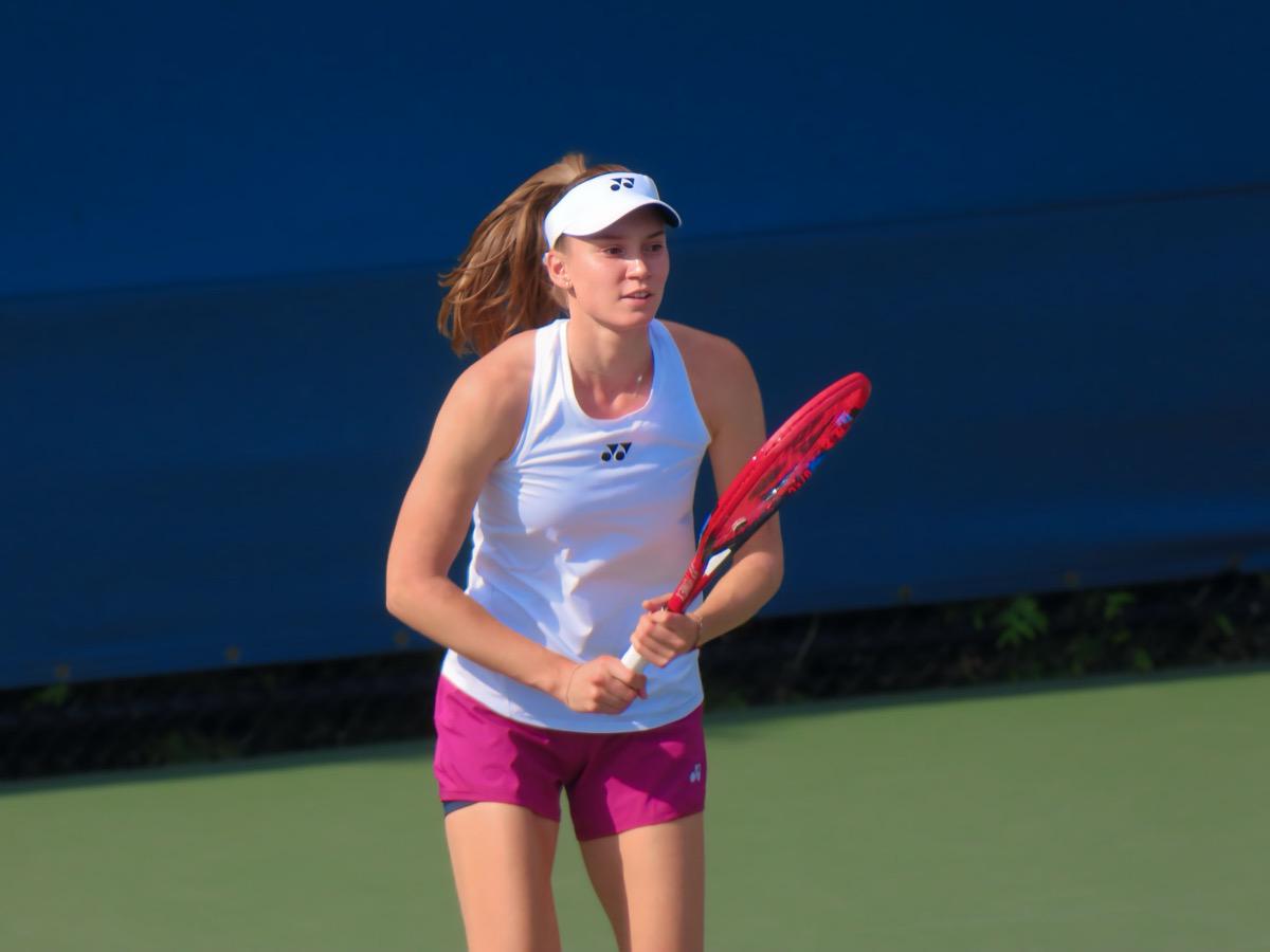 雷巴金娜迪拜退赛：澳网卫冕冠军因肠胃炎中途退出，身体状况引发担忧